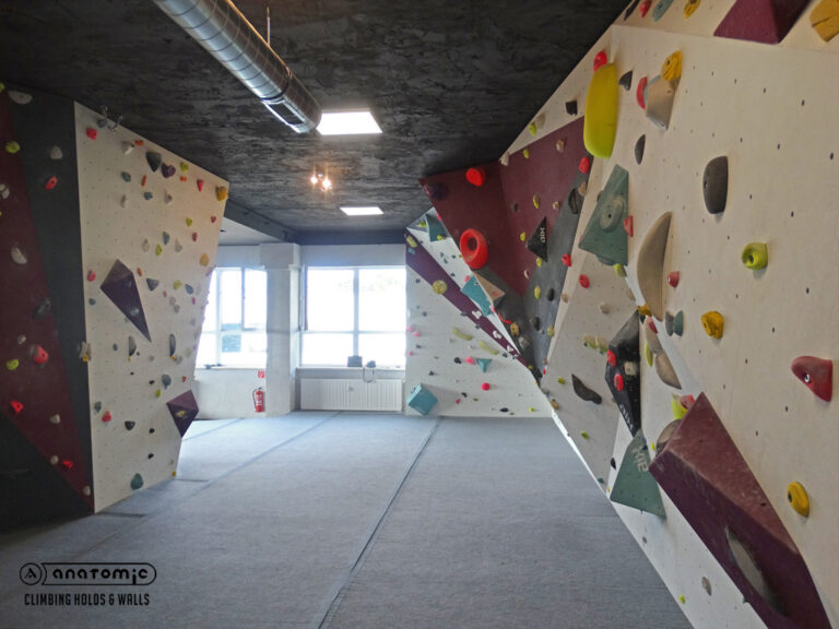 Bouldering wall with carpet landing pad