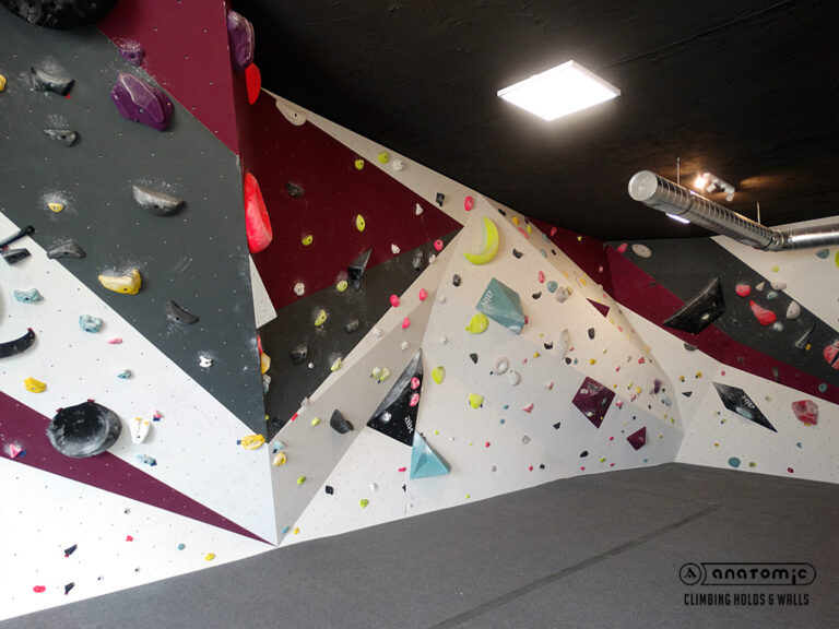 Bouldering wall – hidden panel joints, clean assembly