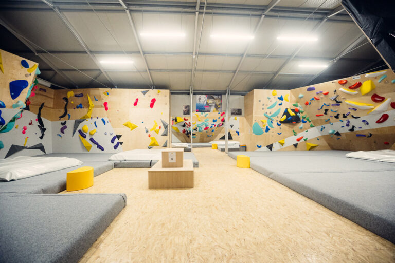 Pohľad na veľký lezecký sektor – Boulderaj