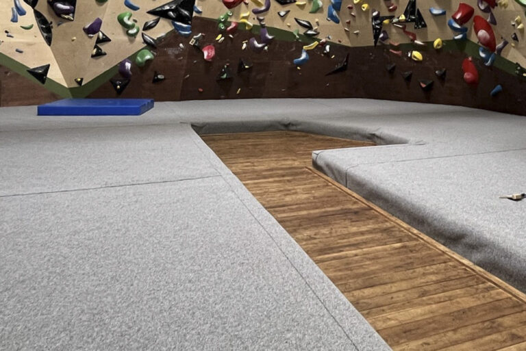 Kobercové dopadisko v boulderingovom centre Plac