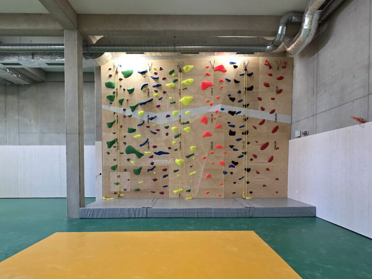 Six climbing lines with 11 climbing routes