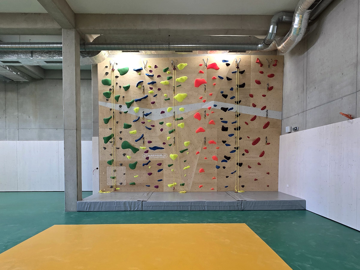 Six climbing lines with 11 climbing routes